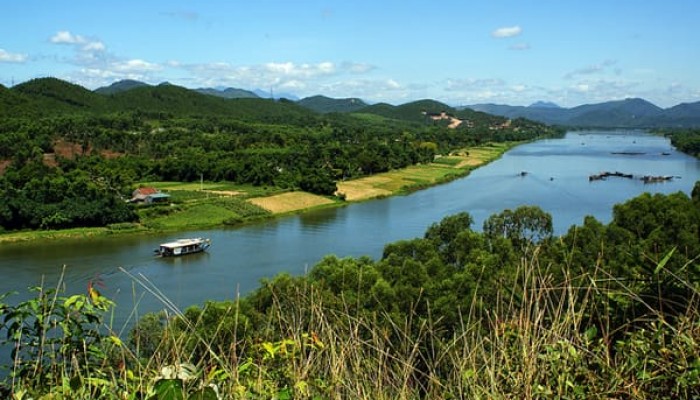 mot-khuc-song-huong-chay-qua-lang-thuy-bieu